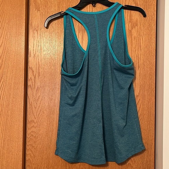 Old navy active tank top size medium - Picture 2 of 3